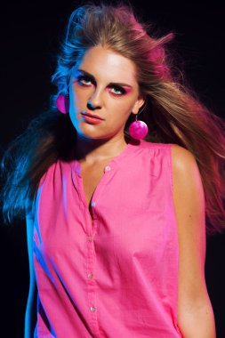 seksi vintage 80s uzun sarı saçlı, disko kız moda. siyah