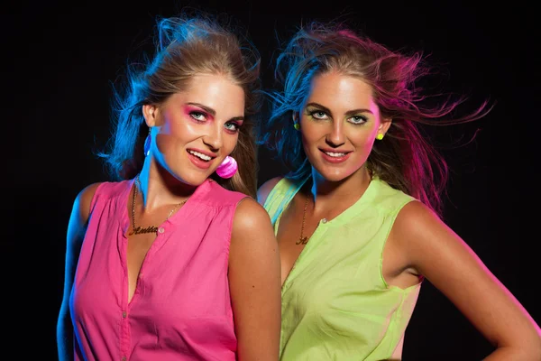 Two sexy retro 80s fashion girls with long blonde hair. Twin sis — Stock Photo, Image