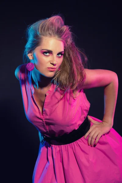 淘气的复古 80 年代时尚女孩与粉红色的裙子和金发碧眼的长 h — 图库照片