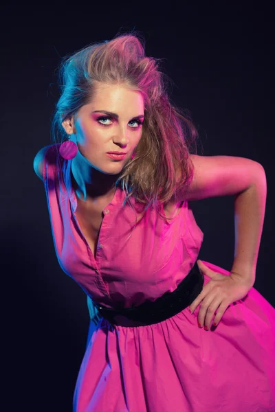 Travieso retro 80s moda chica con vestido rosa y larga rubia h —  Fotos de Stock