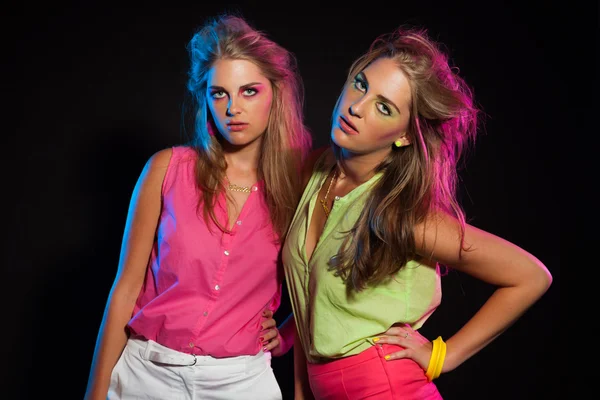 Dvě sexy retro 80s móda dívky s dlouhými blonďatými vlasy. dvojče sis — Stock fotografie