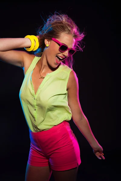 Sexy retro 80s disco meisje met lang blond haar en roze mode — Stockfoto
