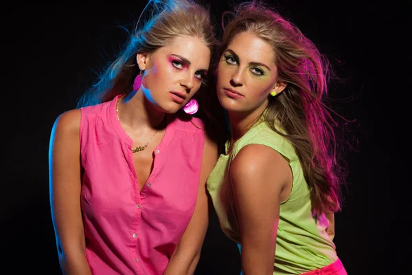 Dois sexy retro 80 meninas da moda com cabelo loiro longo. Gémeas — Fotografia de Stock