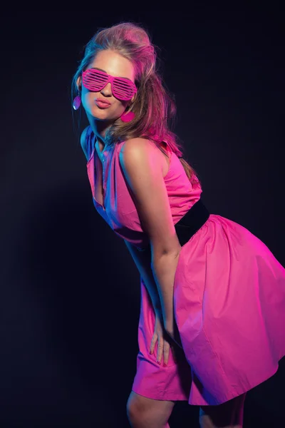 Сексуальна ретро 80-х модна дівчина з рожевим платтям і довгим світлим волоссям — стокове фото