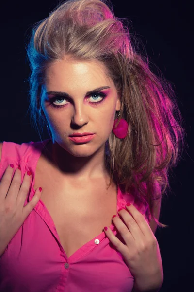 Sinnliches Retro-80er-Jahre-Modemädchen mit rosa Kleid und langen blonden Haaren — Stockfoto