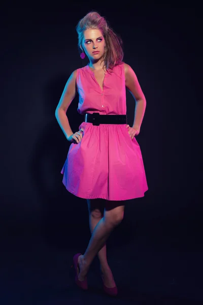 淘气的复古 80 年代时尚女孩与粉红色的裙子和金发碧眼的长 h — 图库照片