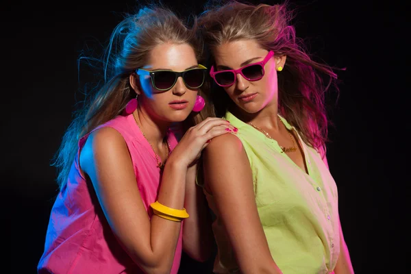 Two sexy retro 80s fashion girls with long blonde hair and sungl — Stock Photo, Image