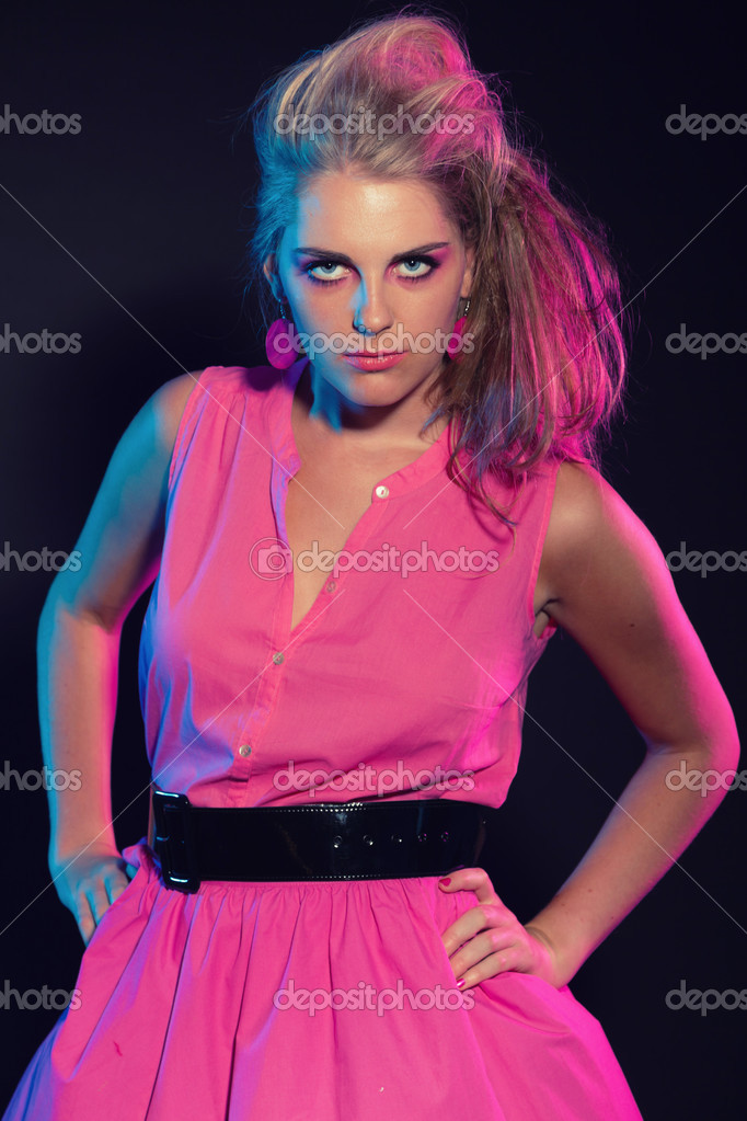 Travieso retro 80s moda chica con vestido rosa y larga rubia h: fotografía  de stock © ysbrand #28276919 | Depositphotos