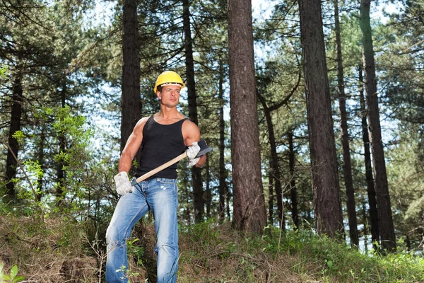 Muskulöser Holzfäller mit schwarzem Hemd und Axt im Wald. Tragen y — Stockfoto