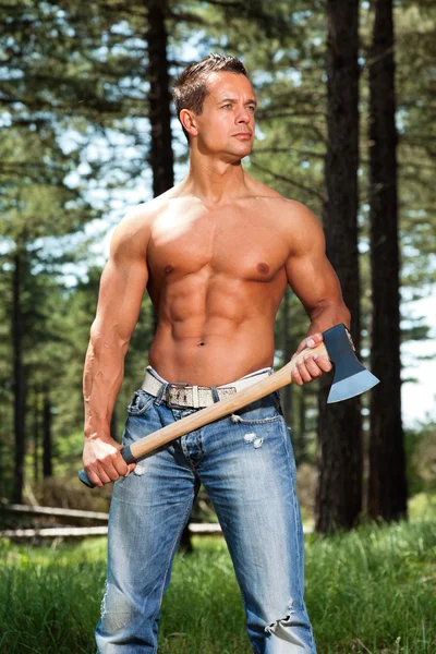 Hemdlos muskulöser Fitness-Holzfäller mit Axt im Wald. — Stockfoto