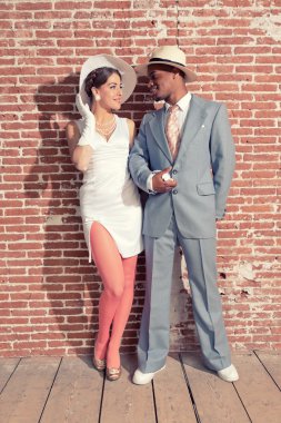 Vintage moda romantik Düğün çifti kentsel eski bir binada. m