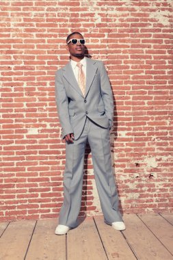 Vintage moda serin afro Amerikalı damat karşı güneş gözlüklü