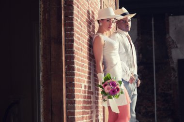 Vintage moda romantik Düğün çifti kentsel eski bir binada. m