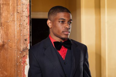 retro moda afro Amerikalı damat siyah takım elbise ve kravat takıyor ve