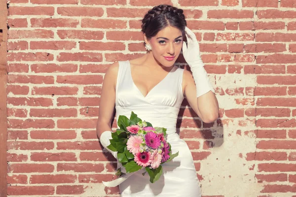 Vintage romantic sensual bride against old brick wall. Urban env — Stock Photo, Image