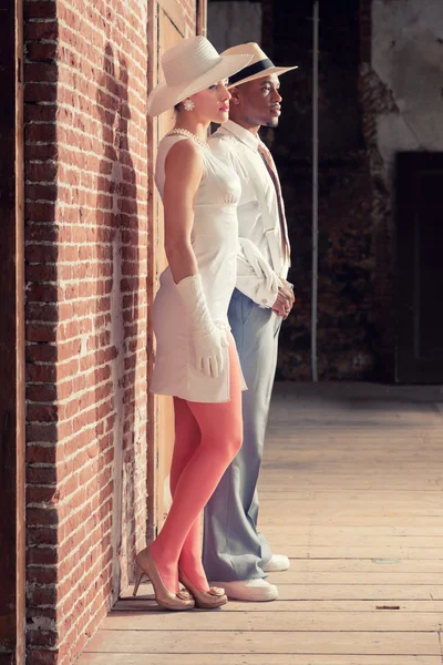 Vintage moda romantik Düğün çifti kentsel eski bir binada. m