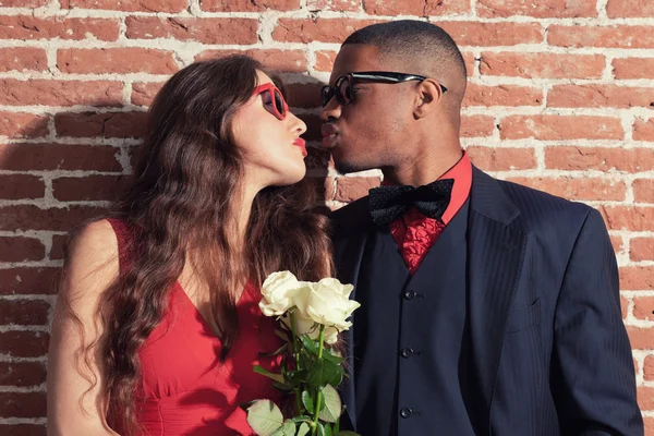 Urbano fresco retro moda mixta raza boda pareja vistiendo negro — Foto de Stock