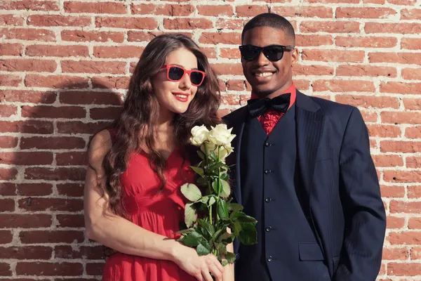 Urbano fresco retro moda mixta raza boda pareja vistiendo negro —  Fotos de Stock