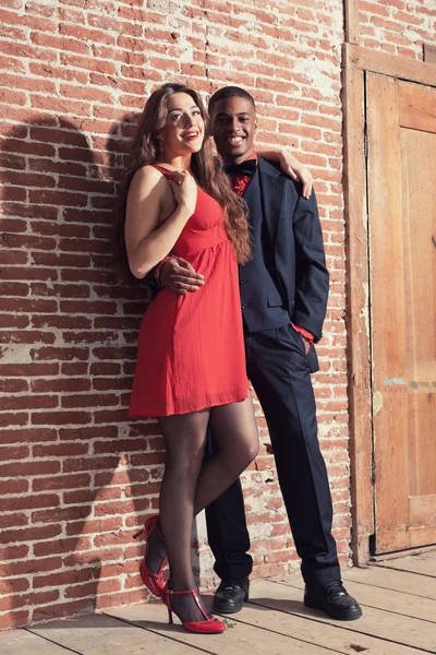 Urban cool Vintage Mode gemischte Rasse Hochzeit Paar tragen bla — Stockfoto