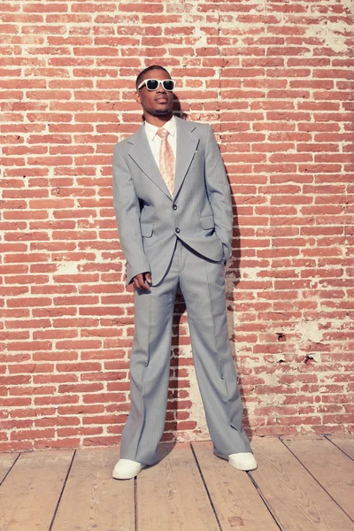 Δροσερό afro Αμερικανός γαμπρός vintage μόδα με γυαλιά ηλίου κατά — Φωτογραφία Αρχείου
