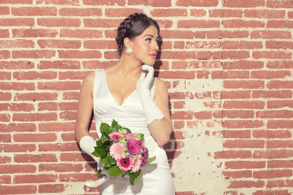 Εκλεκτής ποιότητας ρομαντικό νύφη αισθησιακό ενάντια σε παλιό τοίχο από τούβλα. αστικές env — Φωτογραφία Αρχείου