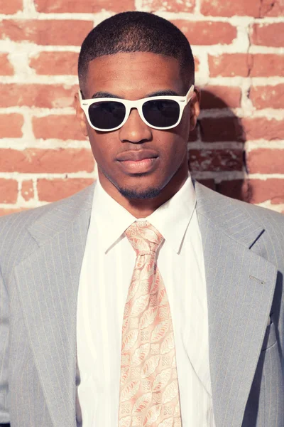 Vintage mode cool afro américain marié avec des lunettes de soleil contre — Photo