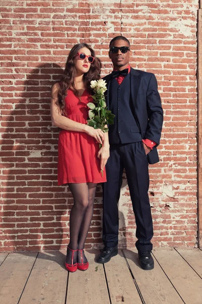 Urbano fresco retro moda mixta raza boda pareja vistiendo negro —  Fotos de Stock