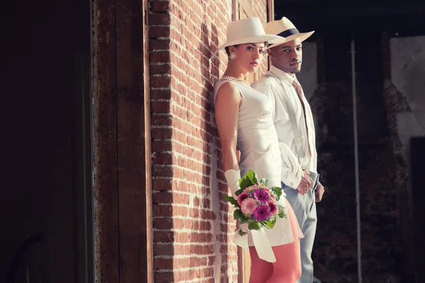 Vintage fashion romantic wedding couple in old urban building. M — Stock Photo, Image