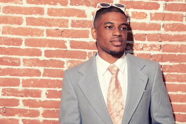 Vintage moda fresco afroamericano novio con gafas de sol contra — Foto de Stock