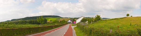 Road in hill landscape with blue cloudy sky. Panoramic shot. Zui — Stock Photo, Image