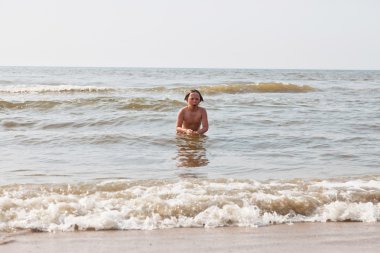 Okyanus dalgaları plajda eğlenmek çocuk çocuk.