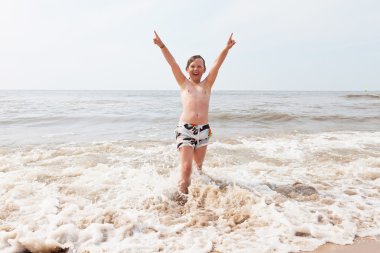 Okyanus dalgaları plajda eğlenmek çocuk çocuk.