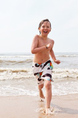 genç çocuk sahilde su kalmadı.