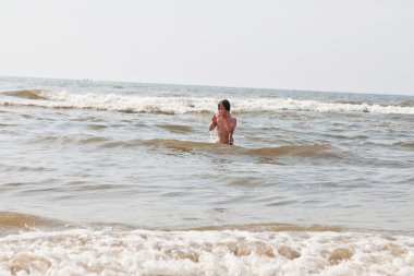 Okyanus dalgaları plajda eğlenmek çocuk çocuk.