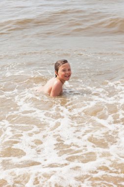 Okyanus dalgaları plajda eğlenmek çocuk çocuk.