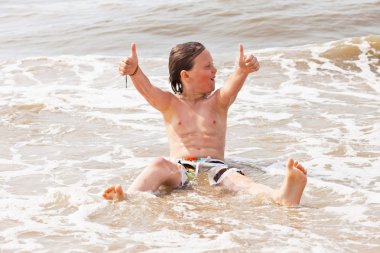 Okyanus dalgaları plajda eğlenmek çocuk çocuk.