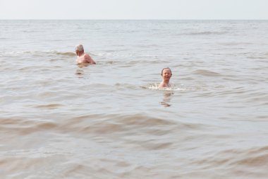 Denizde yüzme Dede genç çocuk. Dalgalar zevk.