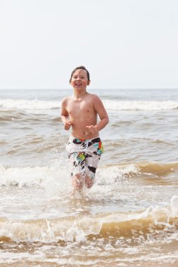 genç çocuk sahilde su kalmadı.