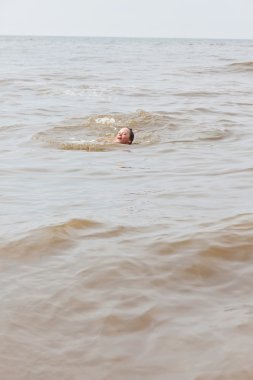 Okyanus dalgaları ile eğleniyor çocuk çocuk.