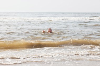 Okyanus dalgaları plajda eğlenmek çocuk çocuk.
