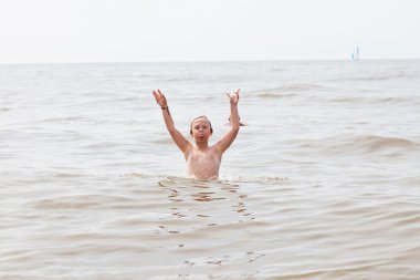 Okyanus dalgaları ile eğleniyor çocuk çocuk.