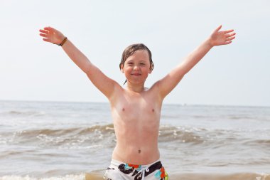 Okyanus dalgaları plajda eğlenmek çocuk çocuk.