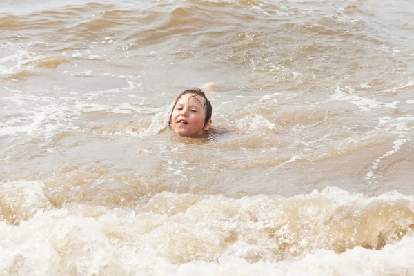 Kid boy having fun at the beach in the waves of the ocean. — Stock Photo, Image