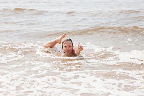 Chłopiec dziecko, zabawy na plaży, fale oceanu. — Zdjęcie stockowe