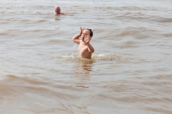 若い男の子とおじいちゃん、海で泳いで。波を楽しむ. — ストック写真