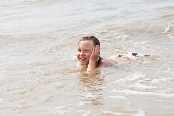 Garoto se divertindo na praia nas ondas do oceano . — Fotografia de Stock