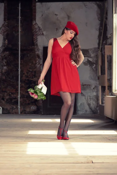 Sensual novia sexy con vestido rojo y sombrero de pie en el viejo hou — Foto de Stock