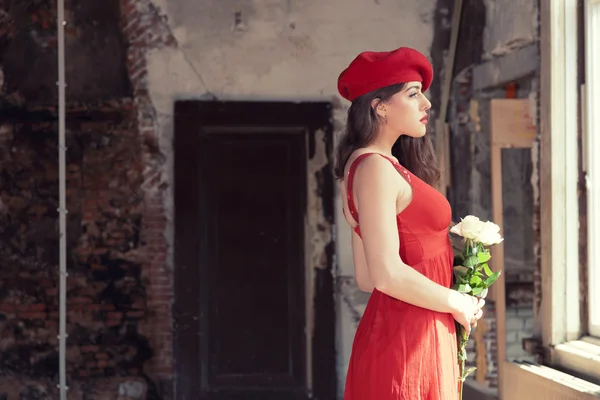 Sensuale sposa sexy indossa abito rosso e cappello in piedi in vecchio hou — Foto Stock