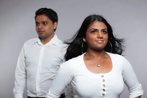 年轻的浪漫印度夫妇。身穿白衬衫和牛仔裤。斯图 — 图库照片