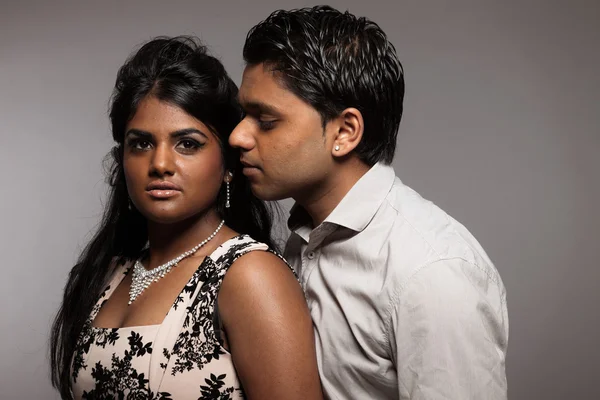 Modieuze gepassioneerd Indiase paar. studio opname tegen grijs. — Stockfoto